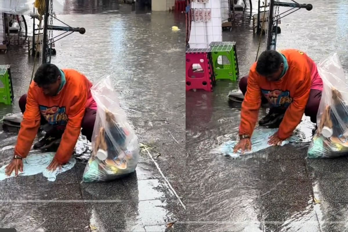 VIRAL | Hombre en situación de calle en CDMX aprovecha los charcos para lavar la ropa