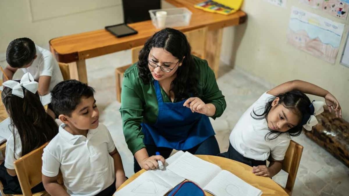 Uno de cada tres maestros en México trabaja en municipios con altos índices de criminalidad, revela estudio sobre la violencia en las escuelas de la Tierra Caliente de Michoacán