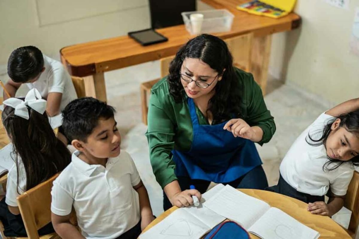 Uno de cada tres maestros en México trabaja en municipios con altos índices de criminalidad, revela estudio sobre la violencia en las escuelas de la Tierra Caliente de Michoacán
