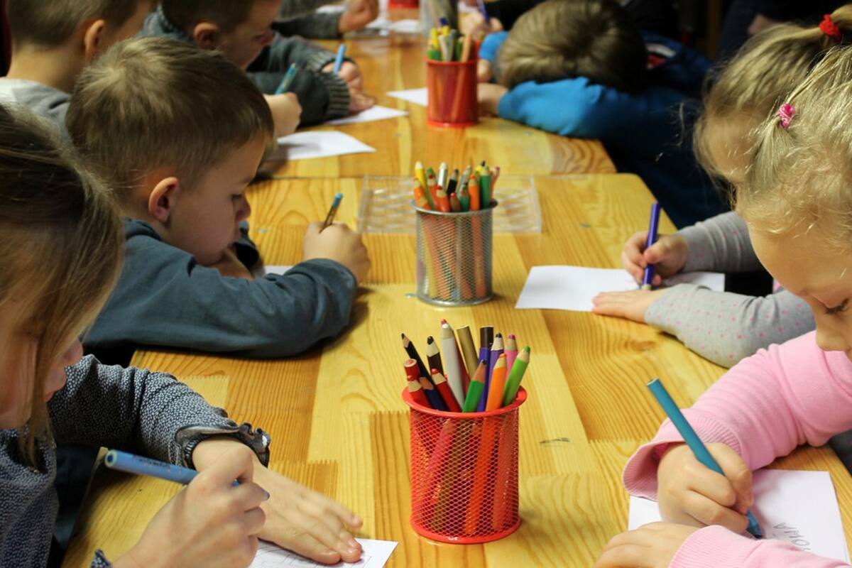 Me hace sentir como superhéroe: Niño lleva heroína a la escuela en EU
