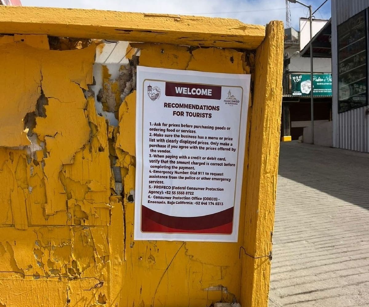 La falta de agua y de personal complica la limpieza de La Bufadora, mientras autoridades atienden críticas y colocan avisos para prevenir posibles estafas. Foto: Jayme García.