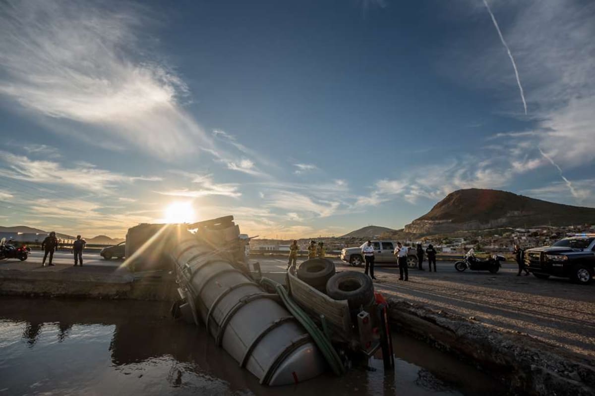 Vuelca pipa de agua en el Bulevar 2000; accidente genera fuerte congestionamiento vial