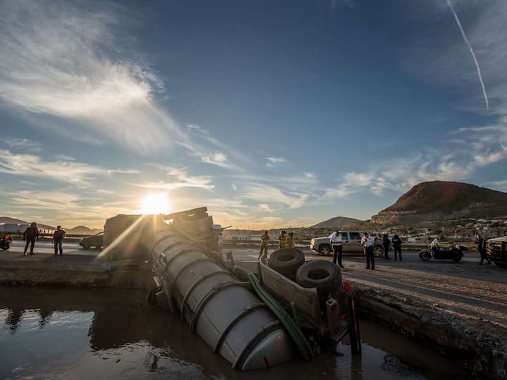Vuelca pipa de agua en el Bulevar 2000; accidente genera fuerte congestionamiento vial
