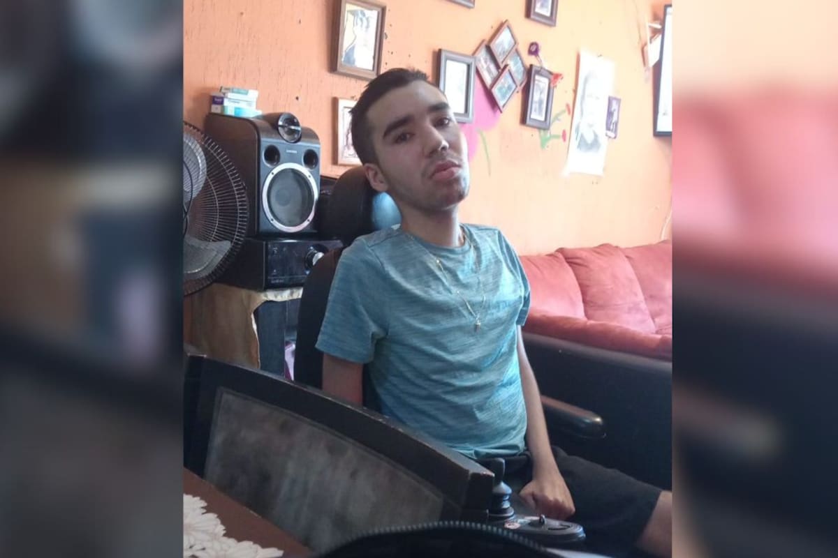 Madre de familia pide ayuda desesperada para su hijo quien no puede levantarse de la cama por complicaciones de salud; gastos médicos superan sus recursos