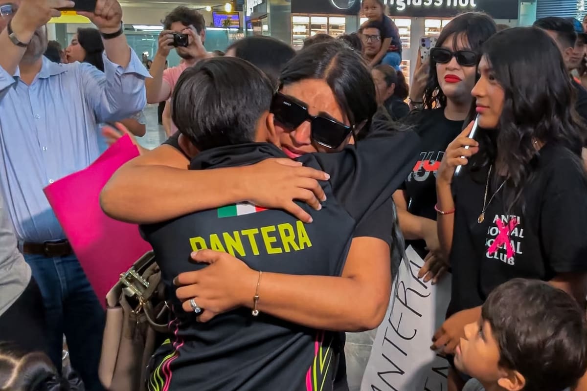 Familiares recibieron con pancartas y abrazos a los integrantes de Leyendas Obeliz tras su llegada al Aeropuerto Internacional de Tijuana. Foto: Border Zoom.