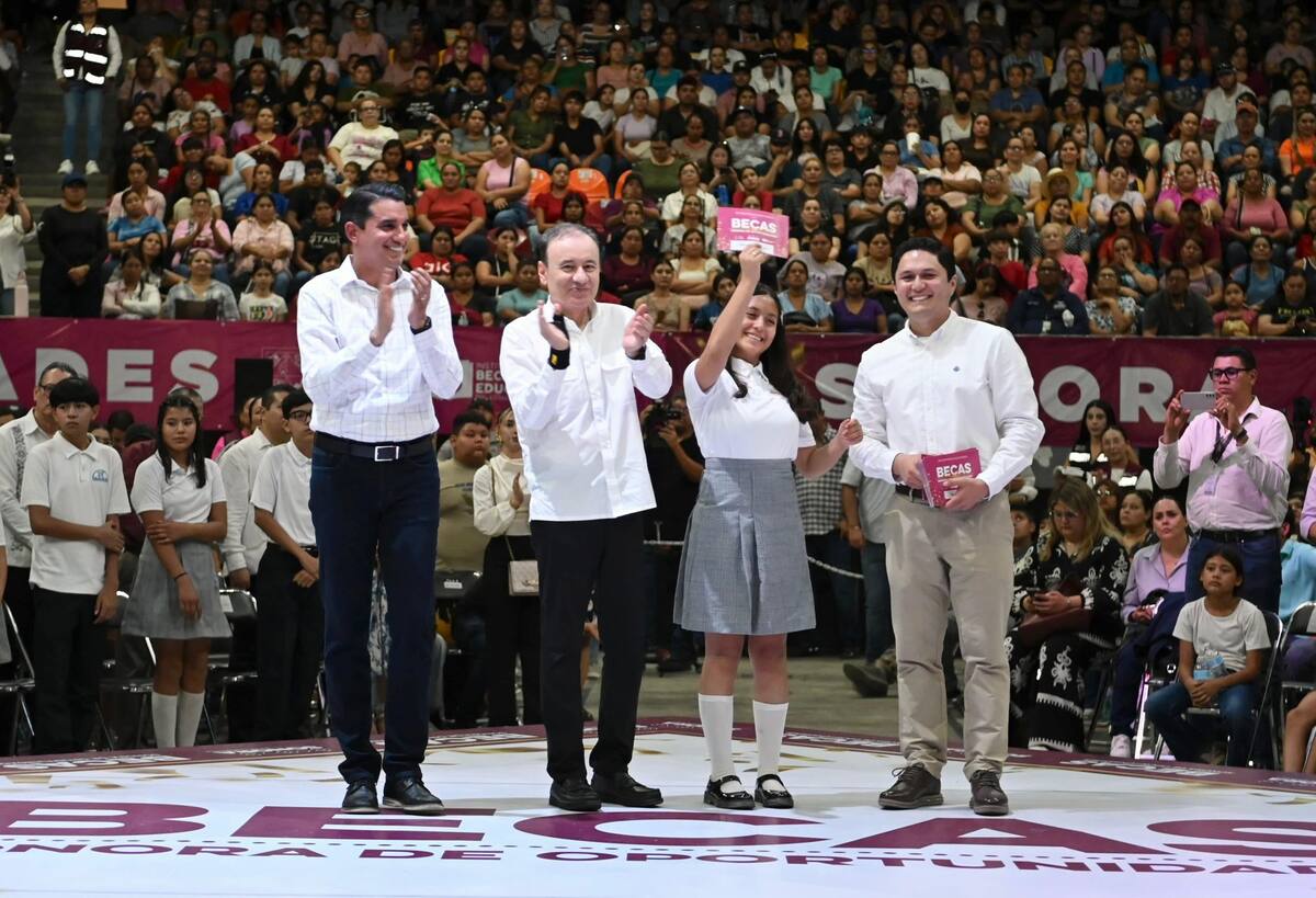 Alfonso Durazo respalda educación de más de 450 mil estudiantes con
entrega de Becas Sonora. FOTO: ESPECIAL