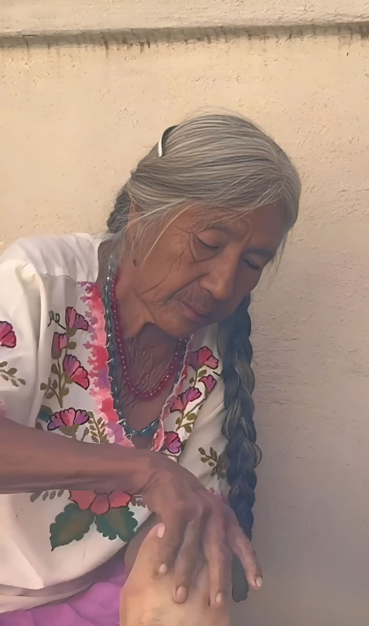 Doña Ofelia atiende a uno de sus
pacientes. FOTO: MAYRA ECHEVERRÍA