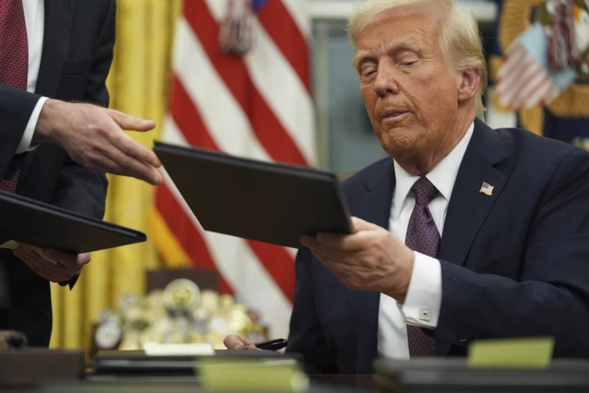 El presidente Donald Trump firma órdenes ejecutivas en la Oficina Oval de la Casa Blanca, el lunes 20 de enero de 2025, en Washington. (AP Foto/Evan Vucci)