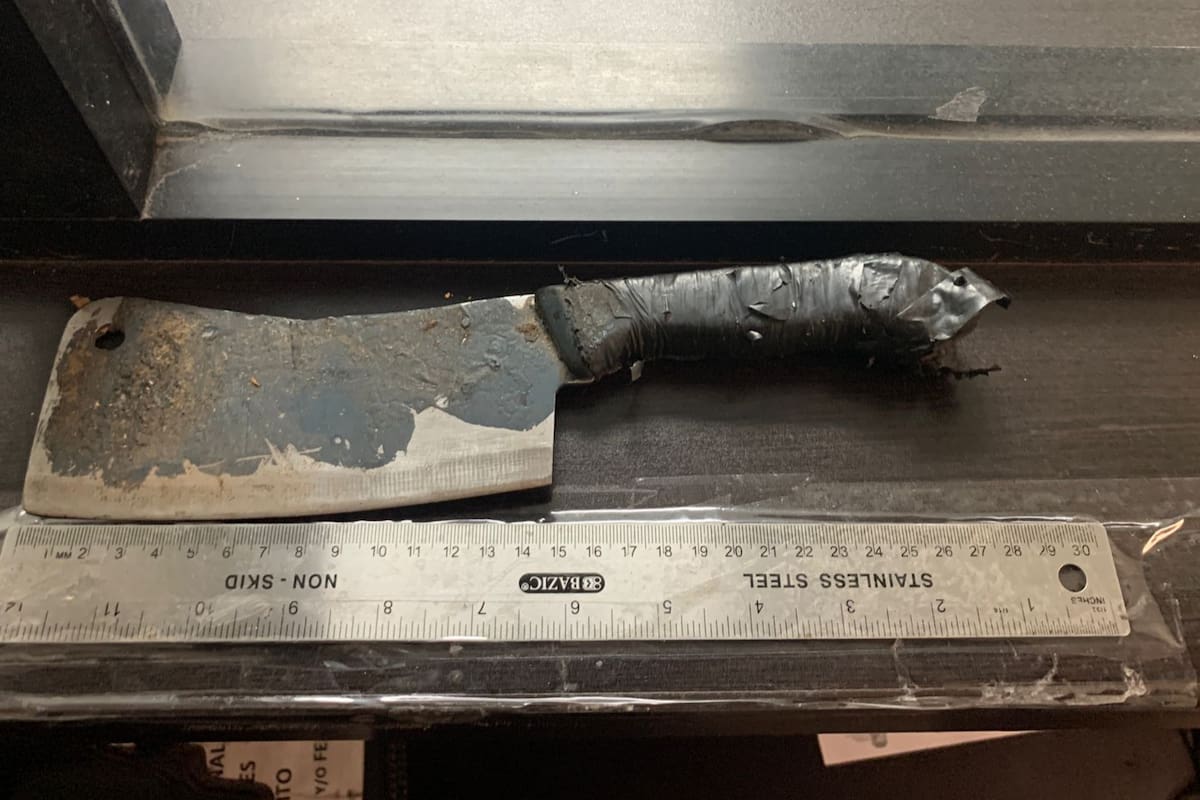 Son detenidos tras asaltar a transeúnte con machete en Segunda Sección