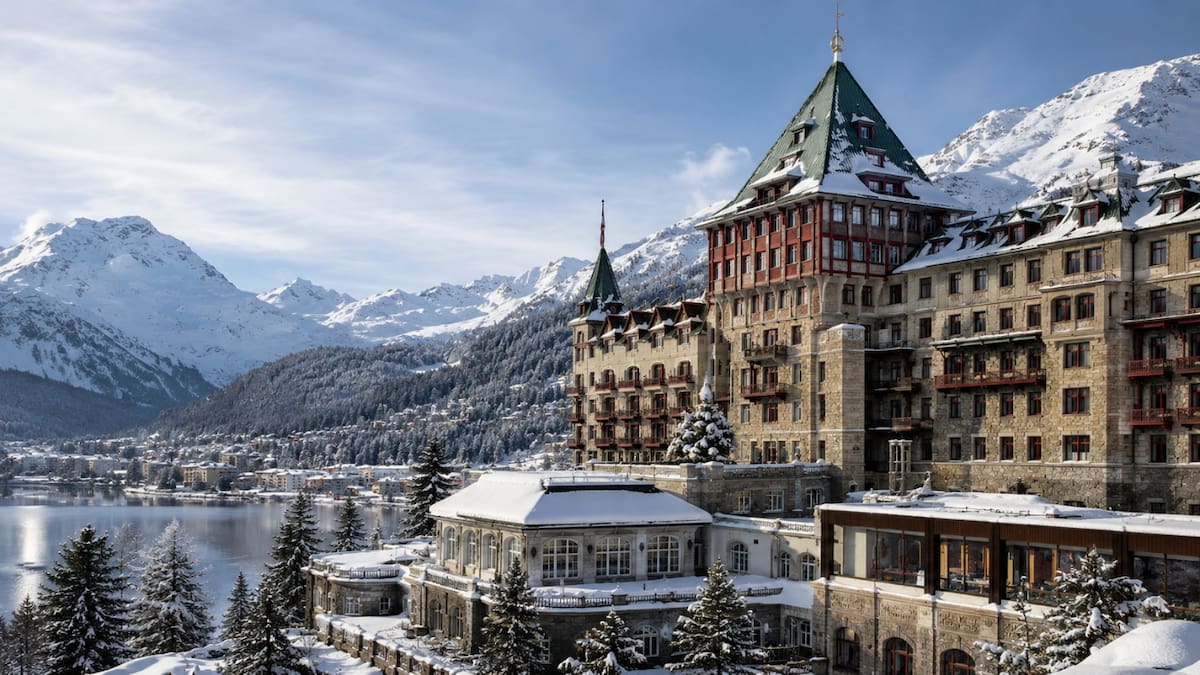 Badrutt’s Palace, en St. Moritz, Suiza, abrió sus puertas en 1896 y cuenta con 163 habitaciones. El hotel fue reconocido en 2026 por la atención personalizada que ofrece a sus huéspedes. (Geimini)
