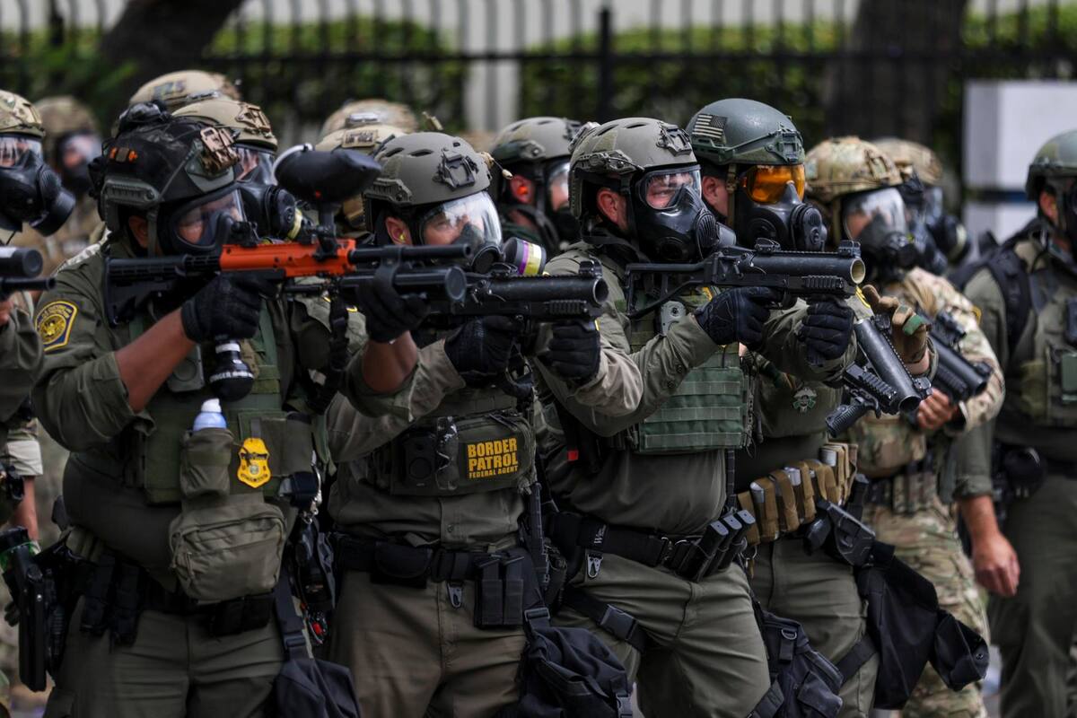 PARAMOUNT (United States), 07/06/2025.- Protesters destroy a mobile police surveillance post during a clash with federal agents after a raid was conducted by Immigration and Customs Enforcement (ICE) in Paramount, California, USA, 07 June 2025. This comes the day after federal immigration authorities arrested more than 40 people across Los Angeles, as protesters gathered outside a federal detention center. (Protestas) EFE/EPA/ALLISON DINNER