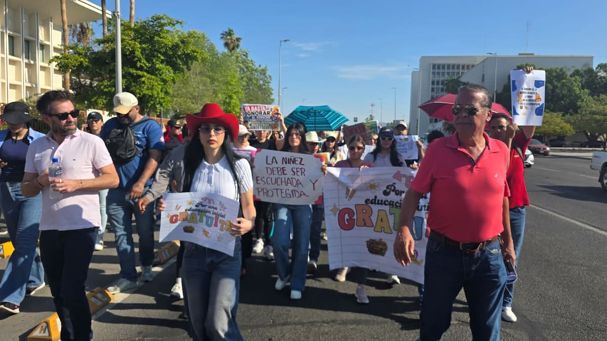 Lupita Villalobos encabeza marcha rumbo al Congreso de Sonora para apoyar la huelga de hambre de Jorge García