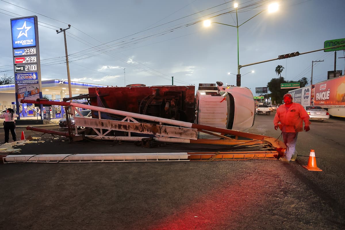 Tráiler choca contra una grúa y la vuelca en el Periférico Sur de Hermosillo; accidente provoca tráfico en varias vialidades
