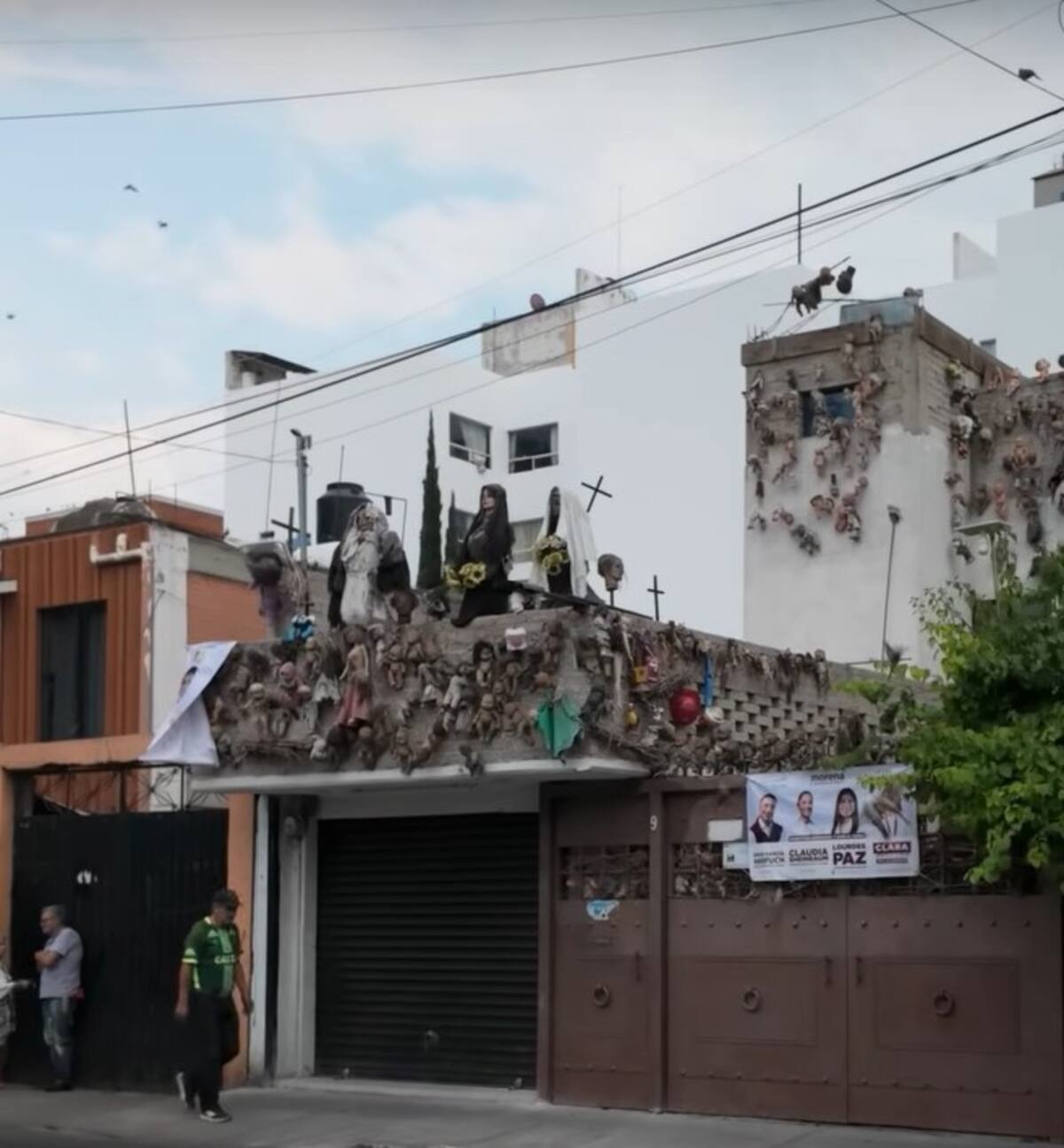 Fachada de la morgue de las muñecas en la Ciudad de México. Foto: Captura de video