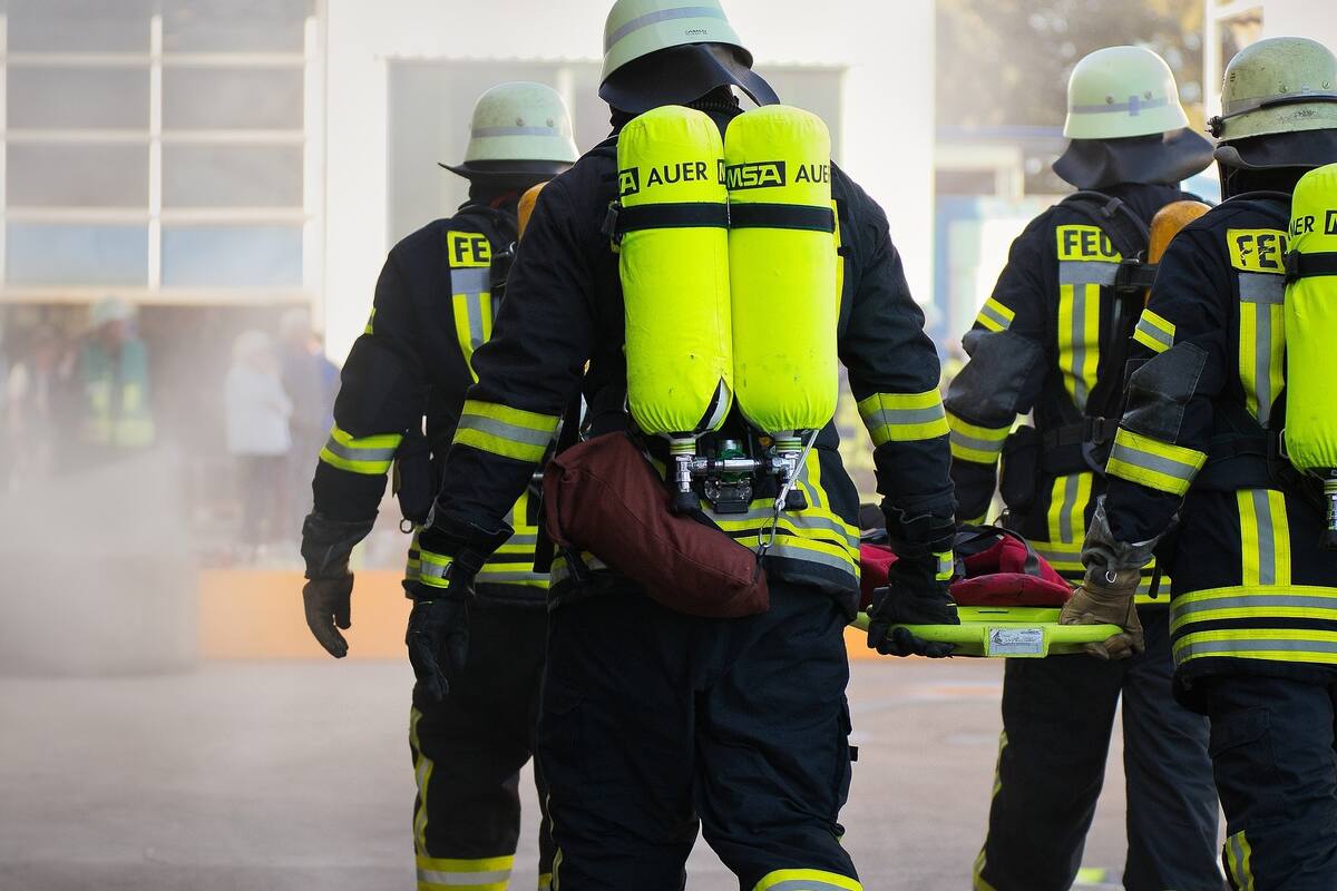 EDOMEX: Trabajadores del servicio público incendian autobús e inundan con basura el palacio estatal para exigir pago de aguinaldo
