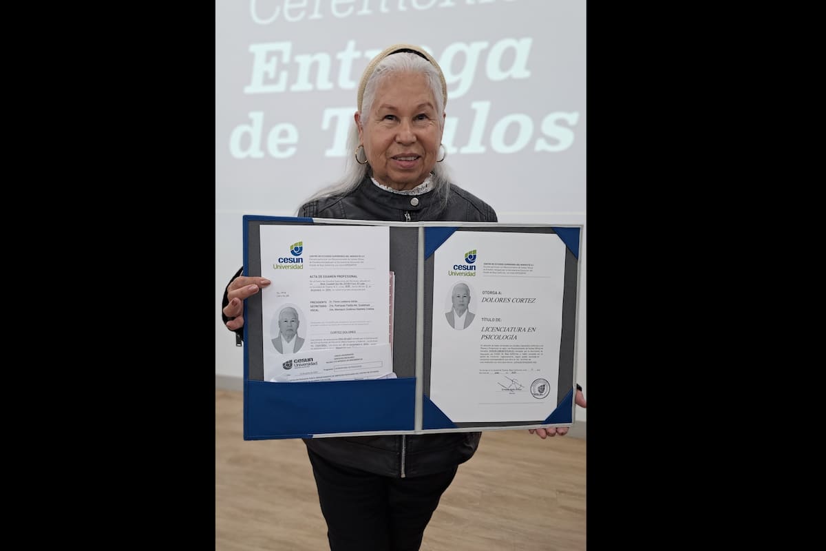 Se gradúa a sus 76 años de la carrera de psicología
