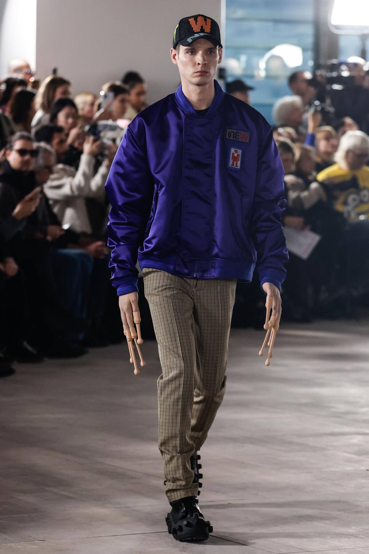 La colección para el otoño-invierno 2025-26 mantiene su estilo único.