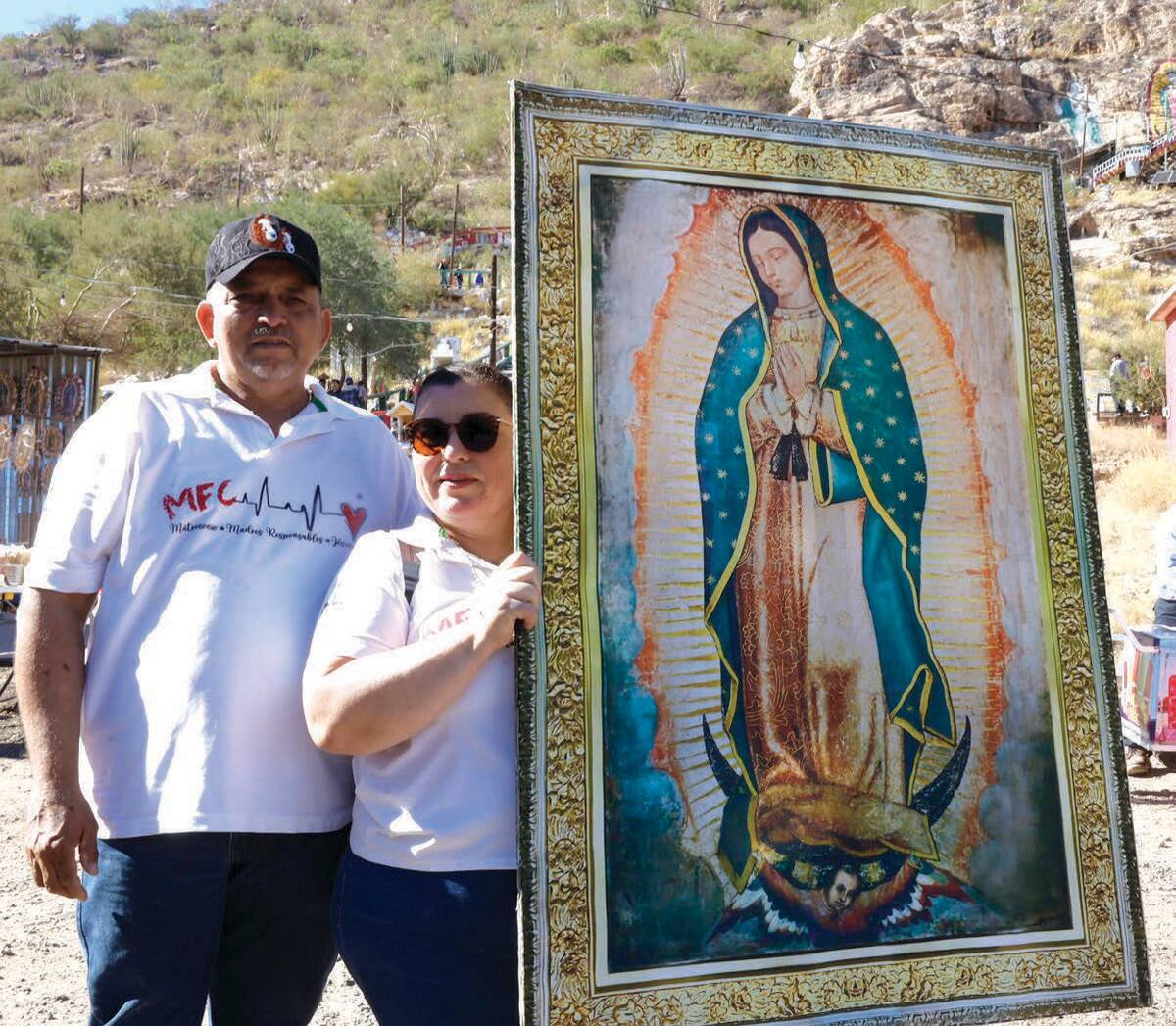 Rosalía Franco y José Luis Miranda participaron en una peregrinación con una imagen de la Virgen de Guadalupe. FOTO: TEODORO BORBÓN