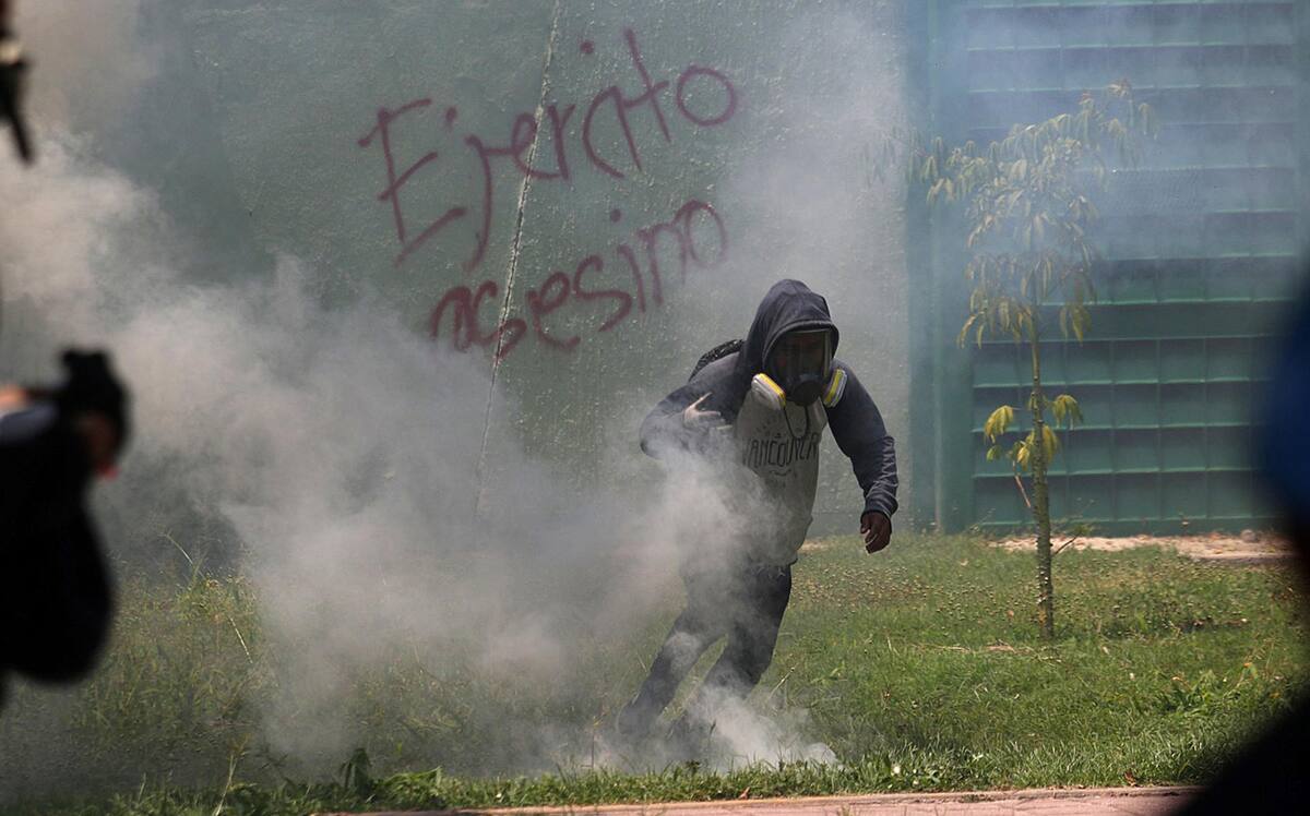 MEX5596. IGUALA (MÉXICO), 18/09/2023.- Estudiantes se manifiestan hoy, frente a un cuartel militar para exigir justicia por los 43 normalistas desaparecidos de Ayotzinapa, en Iguala, estado de Guerrero (México). Militares del 27 Batallón de Infantería en la ciudad de Iguala, en el estado mexicano de Guerrero, sur del país, impidieron este lunes, con gases lacrimógenos, que padres de los 43 estudiantes desaparecidos de Ayotzinapa en 2014 y sus compañeros se manifestaran al exterior de las instalaciones militares. EFE/José Luis de la Cruz