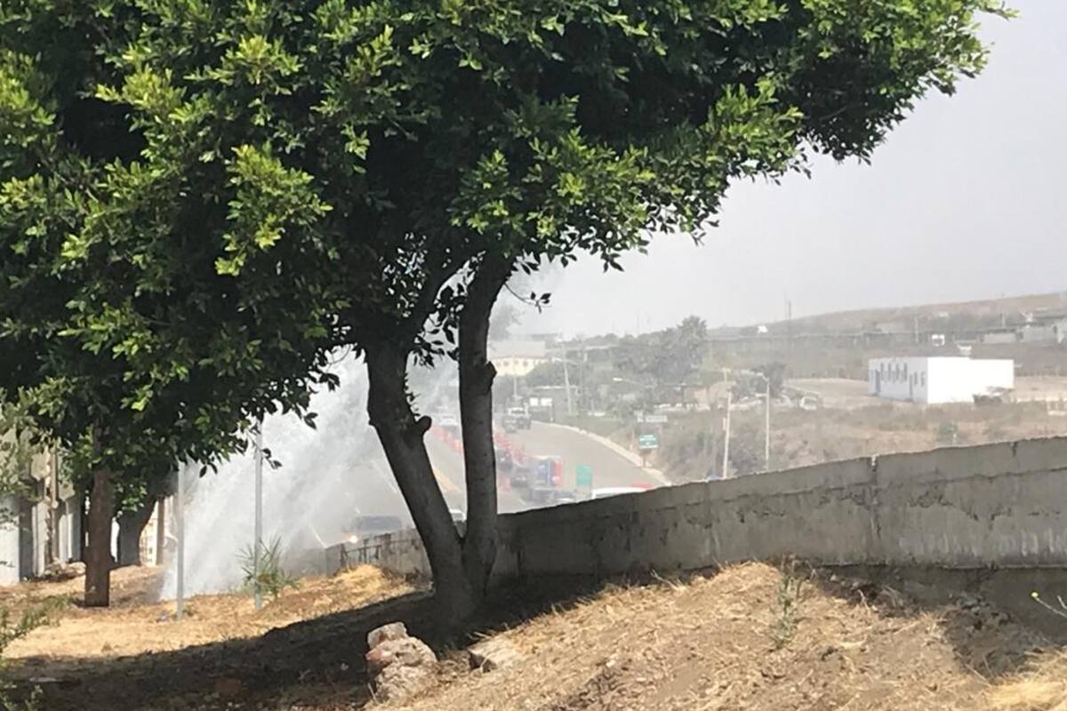 Reportan gran fuga de agua en carretera libre Rosarito- Ensenada