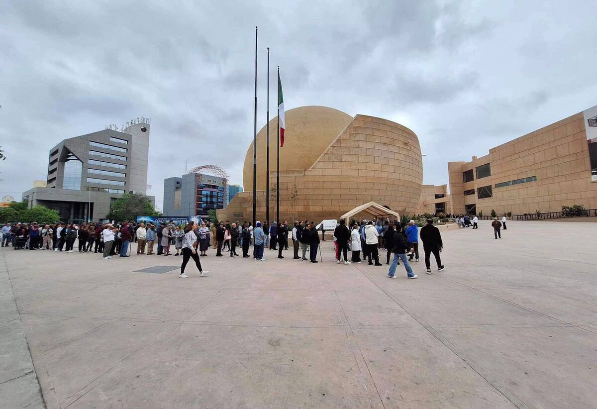 Desde temprana hora pudieron verse largas filas en la casilla especial del Cecut.