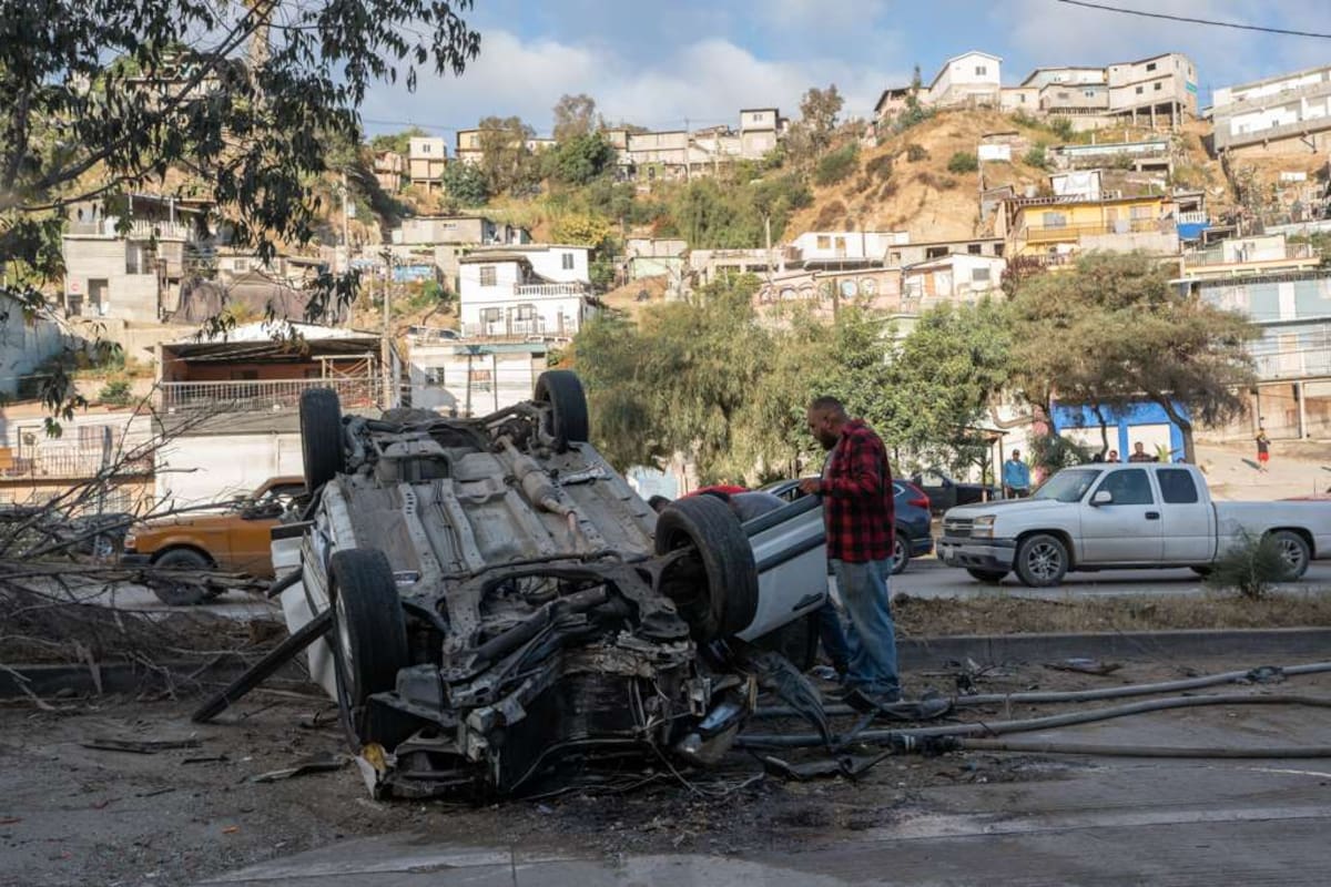 Entre los afectados hay un menor; bomberos utilizaron equipo hidráulico para liberar a un conductor atrapado. Foto: Border Zoom