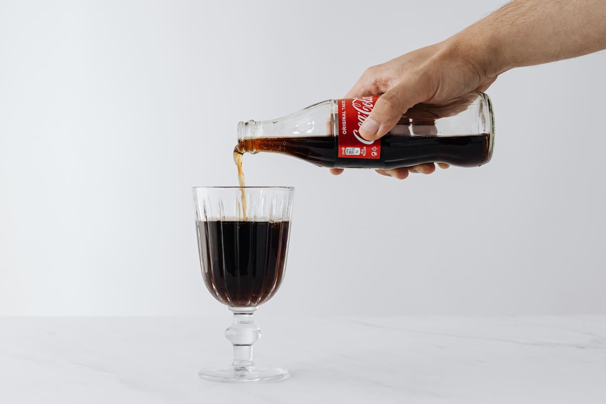 Beber refrescos a diario modifica el intestino y favorece la absorción excesiva de azúcar en el cuerpo, según un nuevo estudio