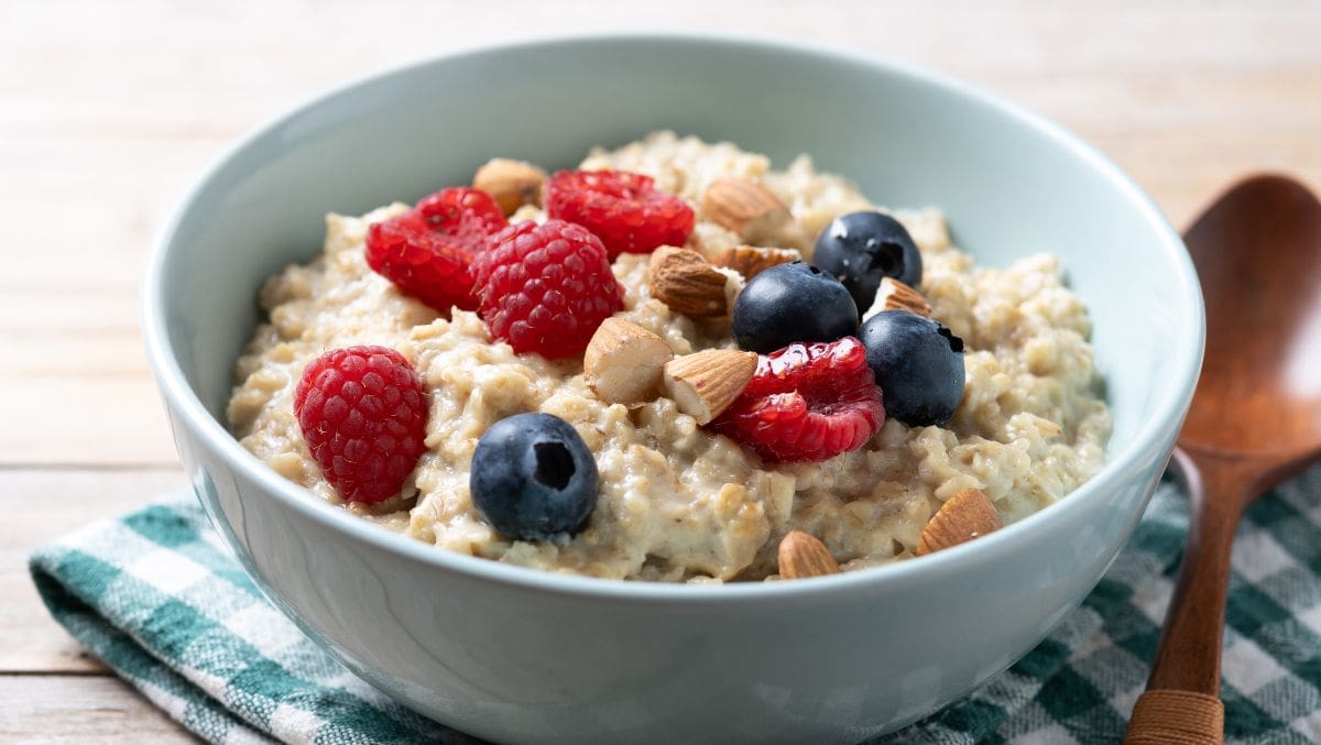 La avena contiene fibra soluble, que ayuda a reducir el colesterol LDL o “malo”.