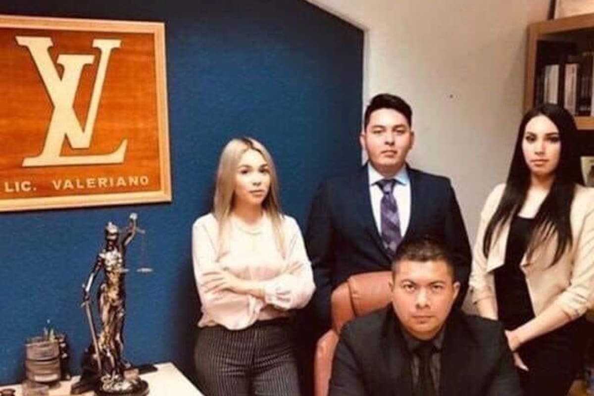 Acusan a Licenciado Valeriano de plagiar logo de Louis Vuitton y desatan memes