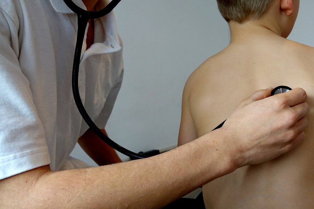 Niño de 3 años sufre derrame cerebral tras contagiarse de Covid