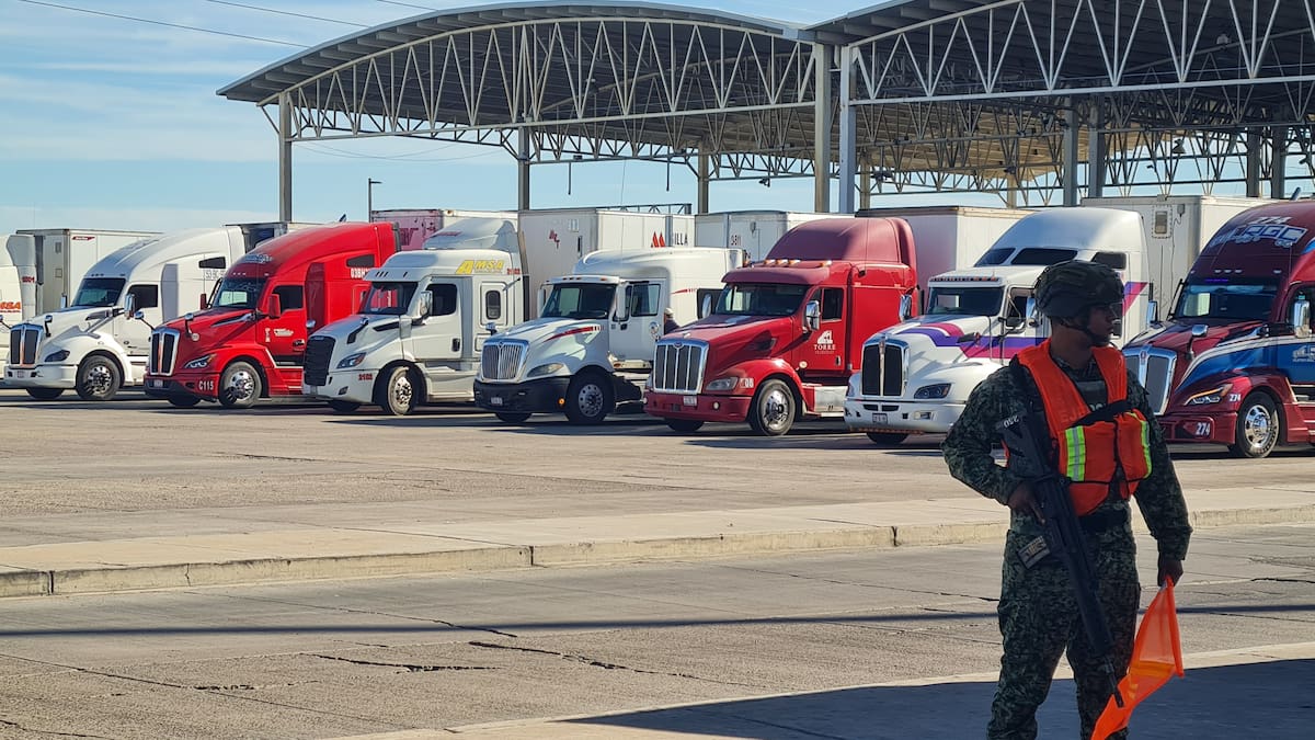 Esperan Transportistas reportan esperas de hasta cinco horas en retén militar de Querobabi por revisiones y aumento de tráileres por zafra de Sinaloa; viajes de Hermosillo a Nogales se alargan hasta 10 horas y advierten más accidentes por fatiga