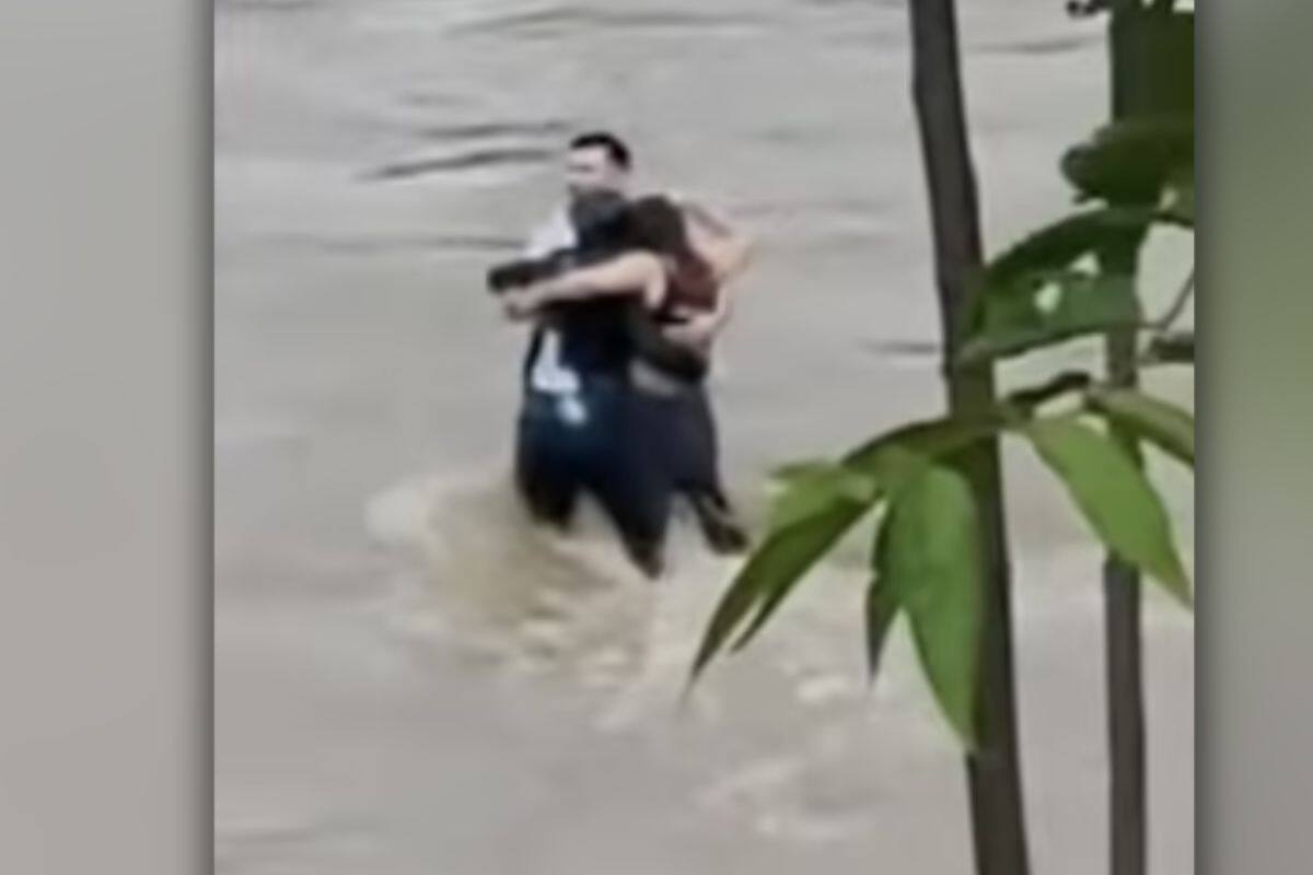 VIDEO: Captan último abrazo de tres amigos antes de morir arrastrados por inundaciones en Italia
