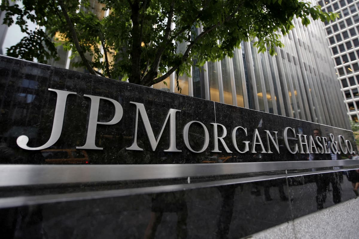 JPMorgan deberá pagar más de 4 millones de dólares a un ex empleado tras un fallo arbitral que determinó que su despido no cumplió con los criterios de justificación laboral