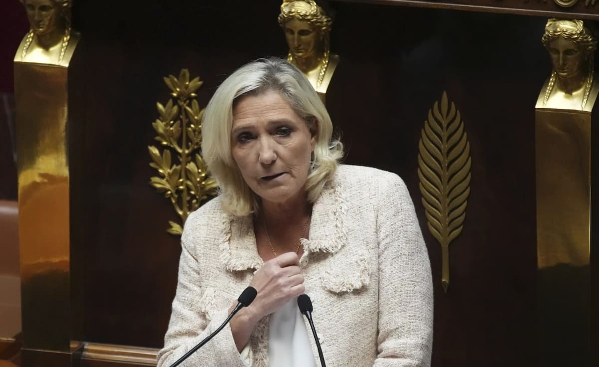 La líder ultraderechista francesa Marine Le Pen se dirige a la Asamblea Nacional, antes de un voto de confianza parlamentario contra el primer ministro francés, François Bayrou, que podría derrocarlo, en París, Francia, el lunes 8 de septiembre de 2025. | Crédito: AP/Christophe Ena