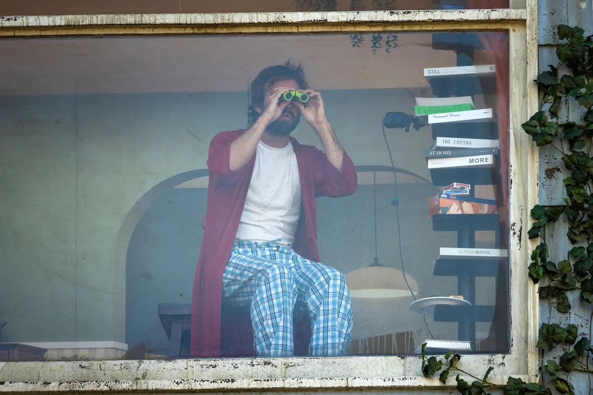 El hombre del cartel publicitario de 'The Last House'. | Foto: Joel Barhamand/Netflix