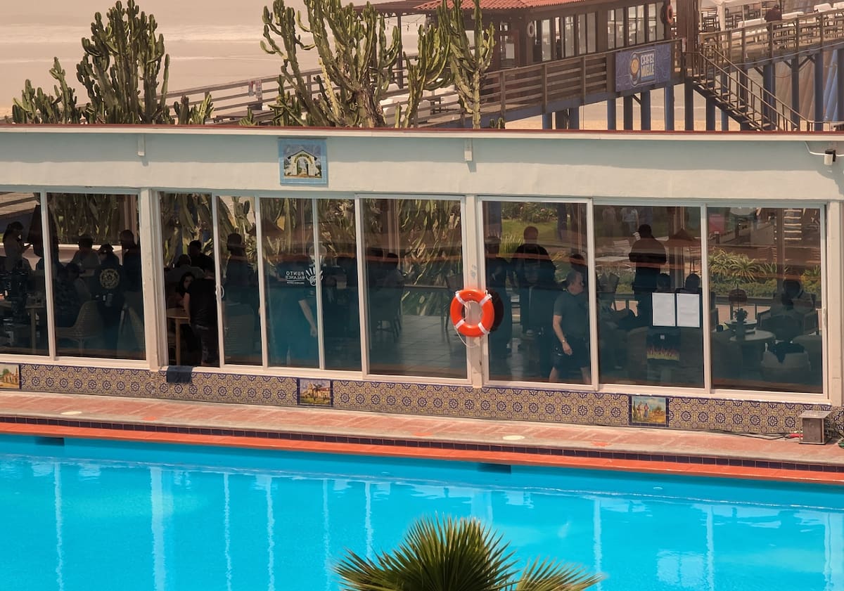 En un recorrido se apreció la filmación de una de baile dentro de lo que simuló ser un restaurante, donde se vieron al menos diez extras tomando café mientras se llevaba a cabo la escena.