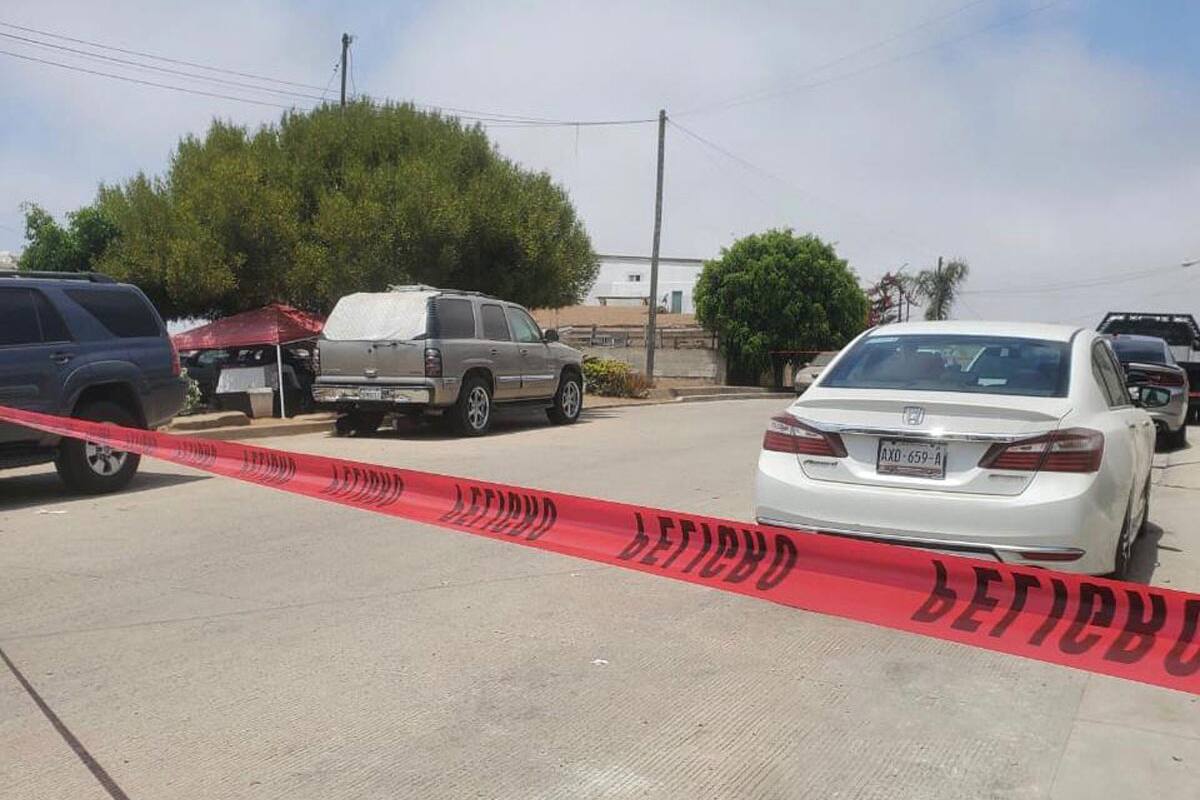 Tras ataque armado en Rosarito localizan vehículo con manchas de sangre