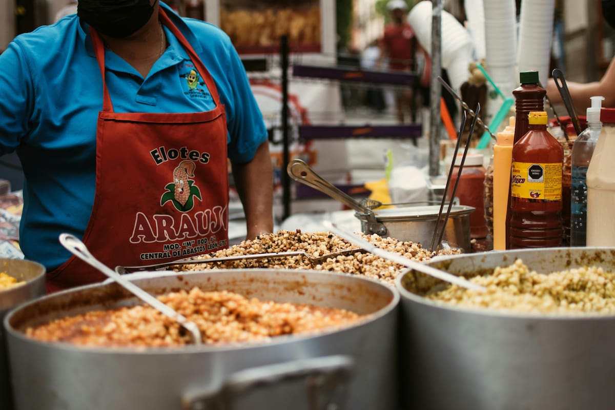 VIRAL: en Puebla reinventan los elotes callejeros con Nutella y nueces