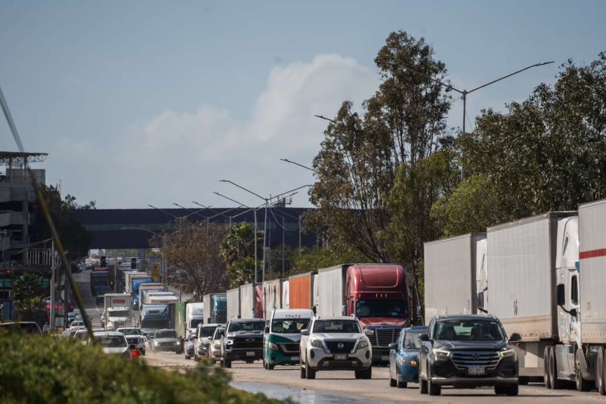 Falla en el sistema aduanal genera largas filas de tractocamiones en Otay