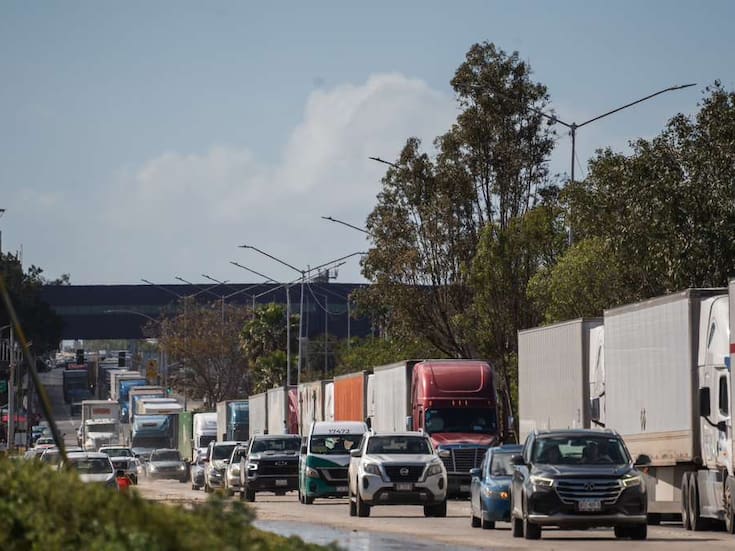 Falla en el sistema aduanal genera largas filas de tractocamiones en Otay