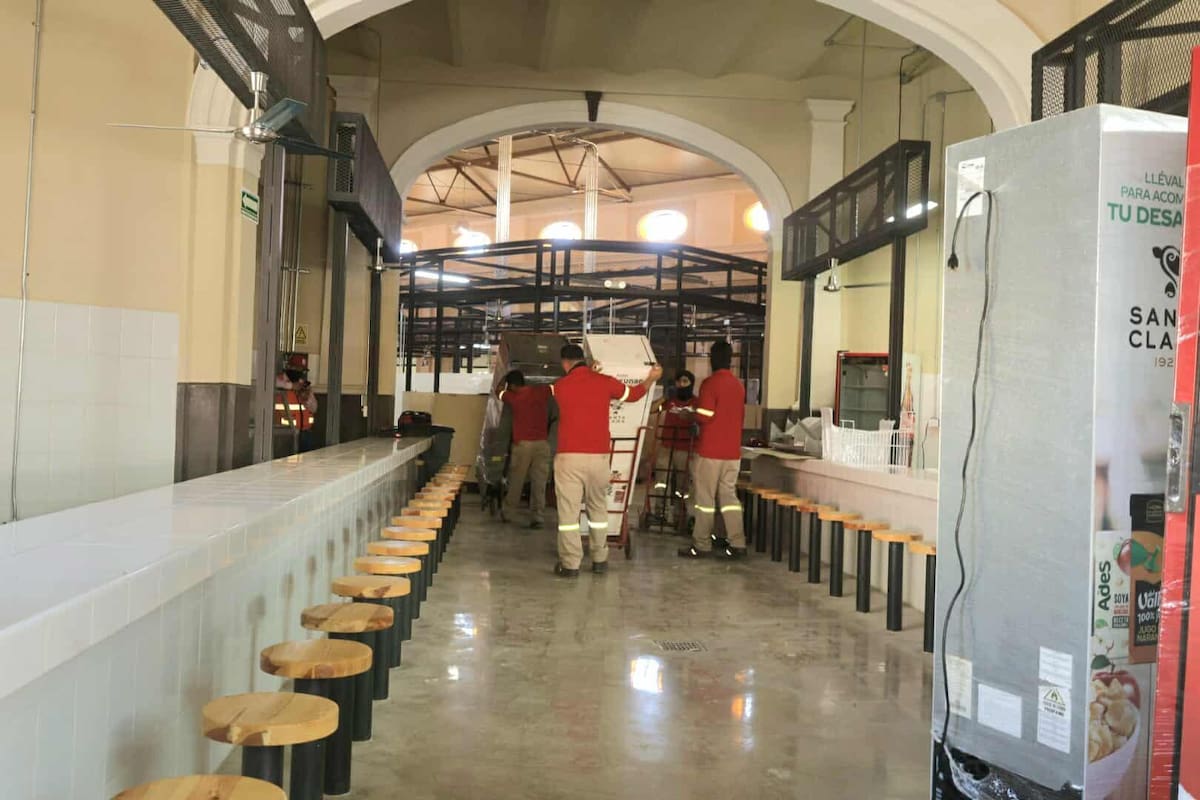 Los locatarios trasladaban estantería y mercancía para tener listos para hoy sus puntos de venta. FOTO: TEODORO BORBÓN