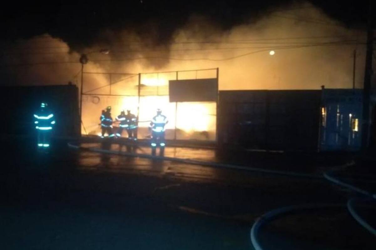 Muere velador en incendio de recicladora en Rosarito