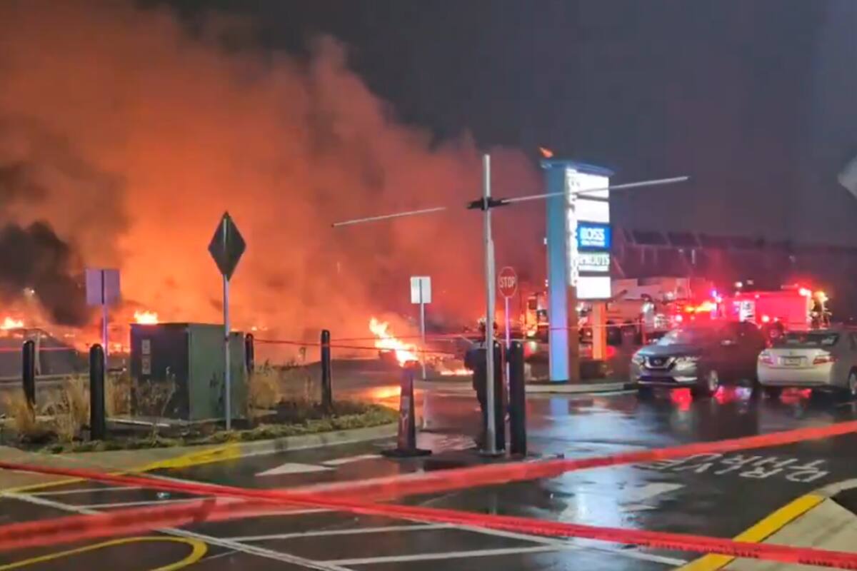 Avioneta se estrella en Philadelphia y deja incendiadas casas
