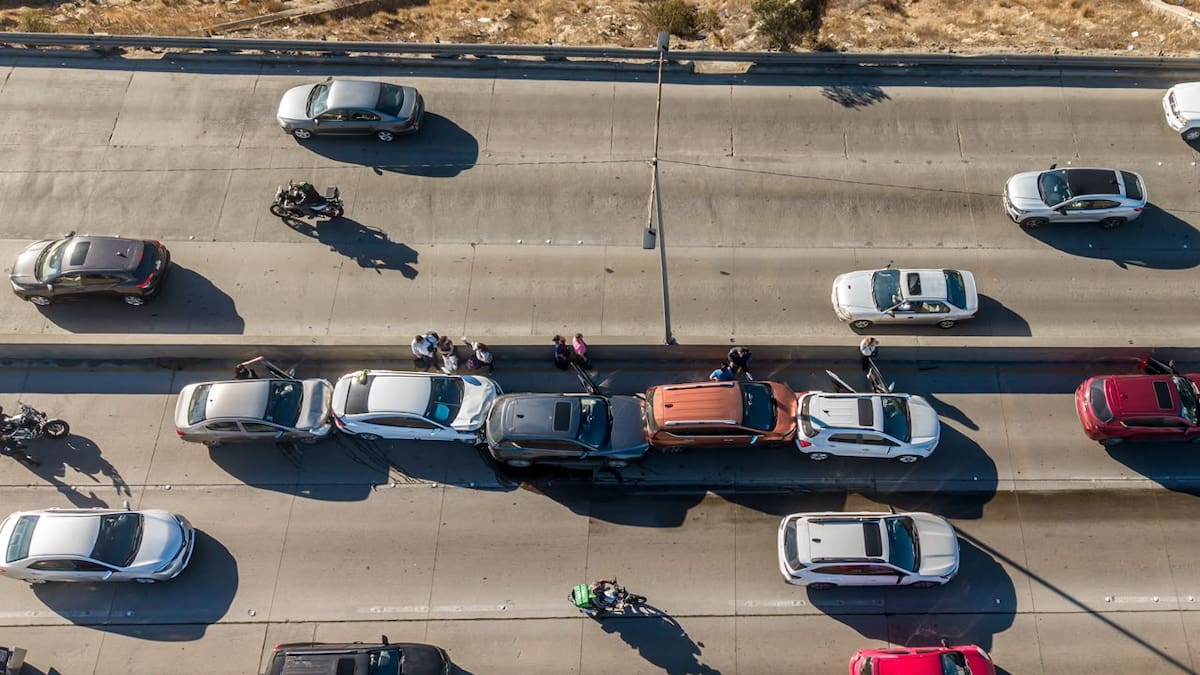 La carambola de ocho vehículos provocó largas filas en la Prolongación Calle Segunda, rumbo a Playas de Tijuana. Foto: Border Zoom
