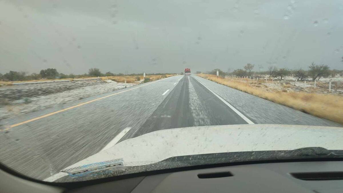 Caída de aguanieve en el tramo carretero Santa Ana-Trincheras. FOTO: ESPECIAL
