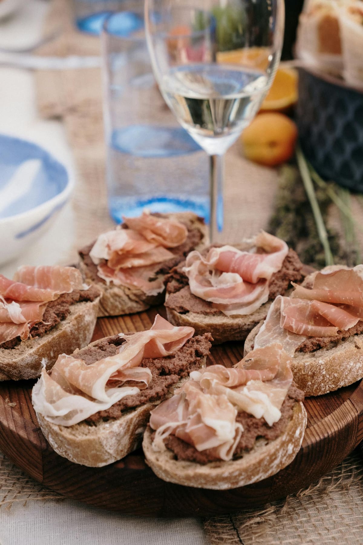 La preferencia del paciente por el tocino poco cocido podría haber contribuido a la infección. FOTO: PEXELS