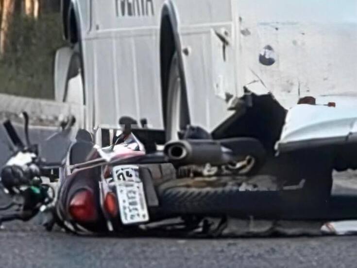 Fallece hombre al chocar contra un camión de transporte de personal