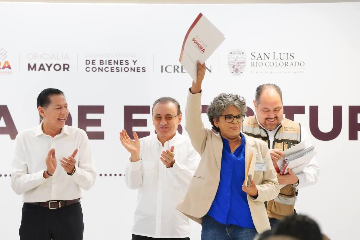 Entrega Gobernador escrituras, becas a estudiantes y obras en SLRC