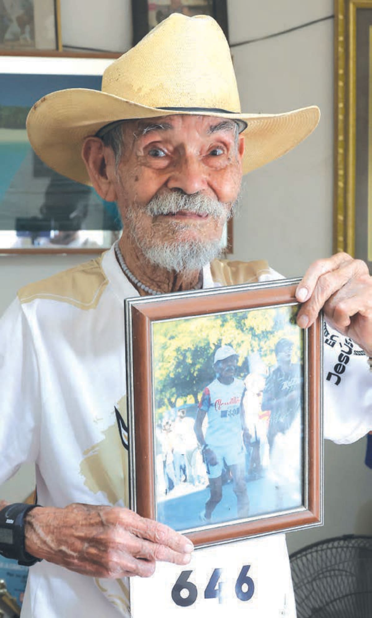 Muestra una fotografía de sus inicios como corredor.