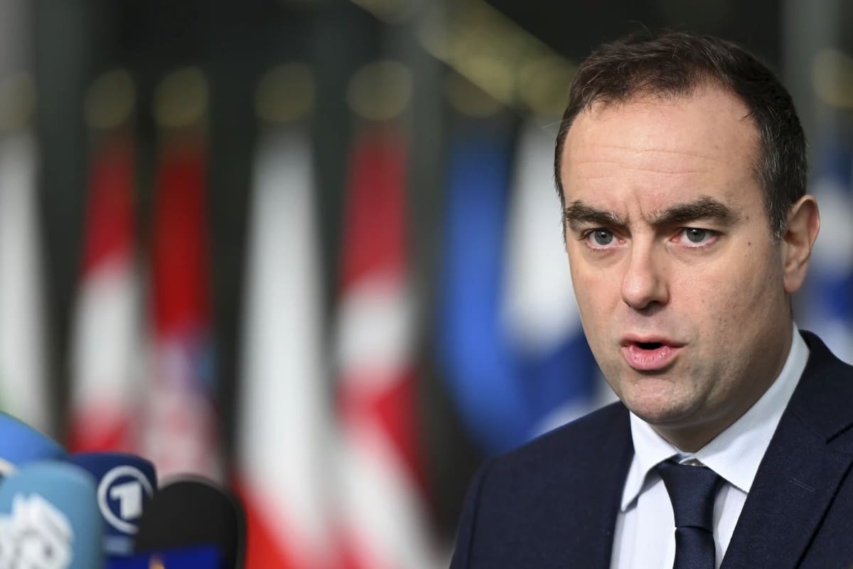El ahora primer ministro Sébastien Lecornu en una fotografía de archivo de cuando ejercía como ministro de Defensa francés, a su llegada a una reunión de ministros de Defensa de la OTAN en la sede de la OTAN en Bruselas, el 13 de febrero de 2025. | Crédito: AP/Harry Nakos, archivo